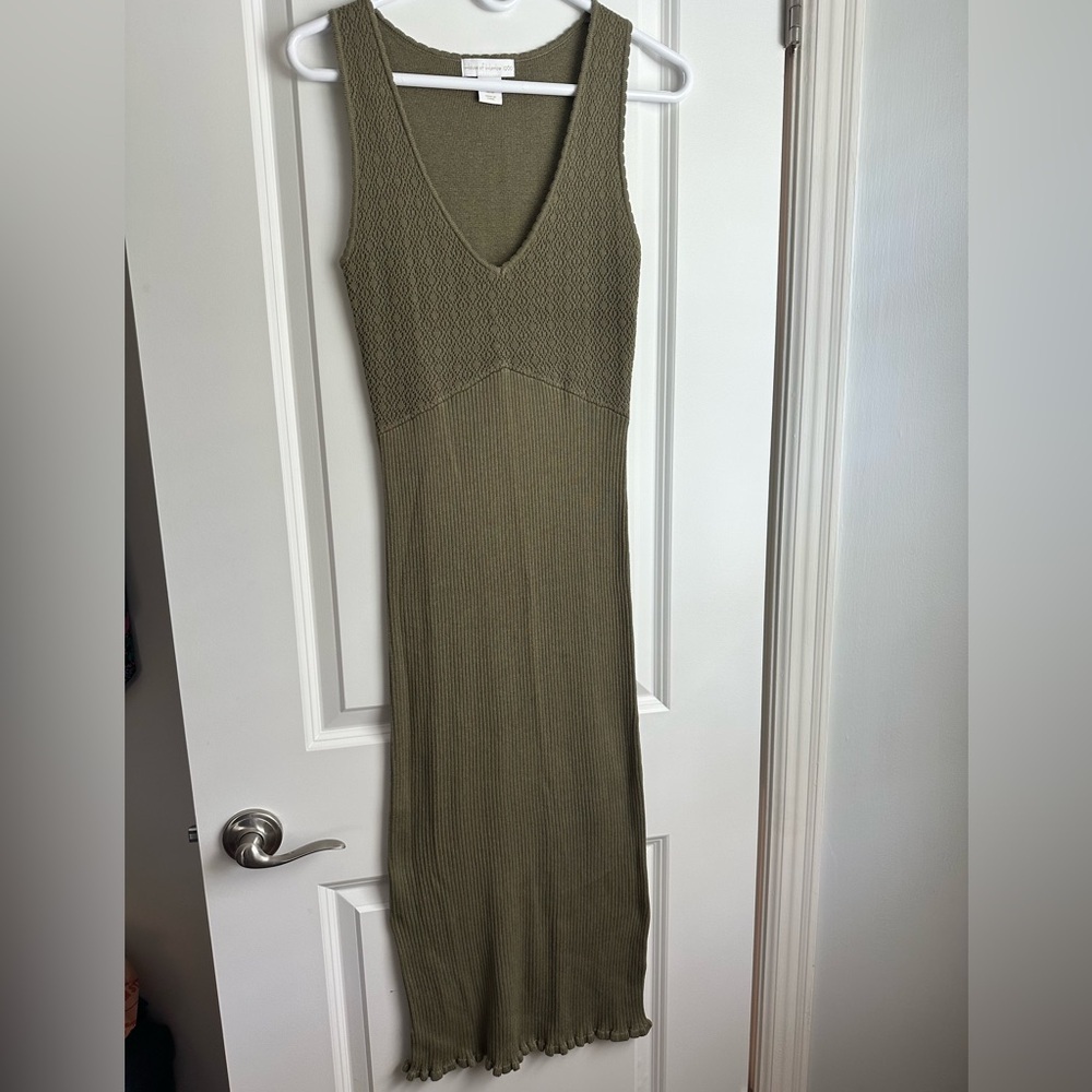 House of Harlow 1960 Olive Ribbed Knit V-Neck Midi Dress